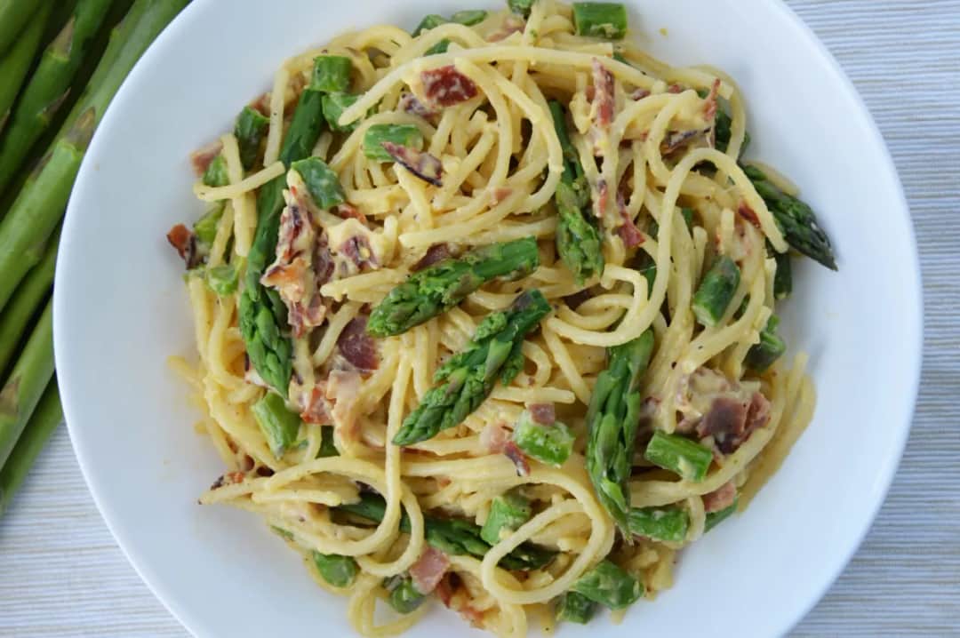 Pyszna spaghetti carbonara ze szparagami, którą musisz spróbować