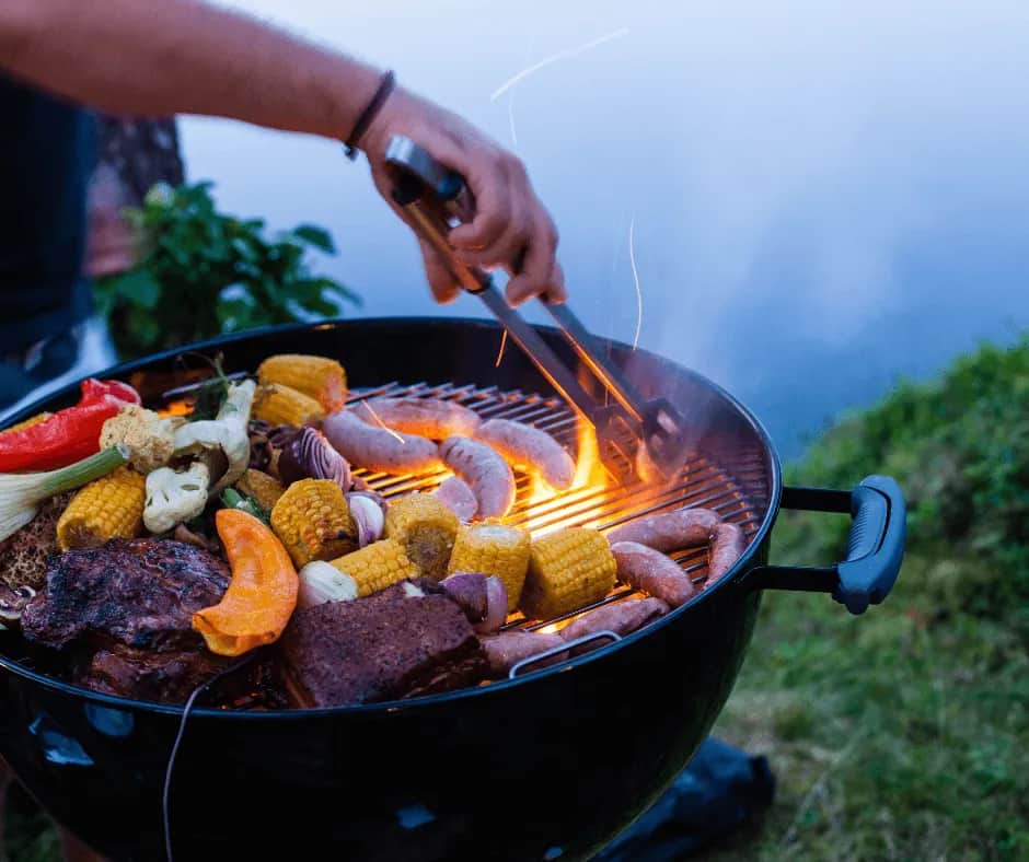 Grill nad jeziorem: najlepsze miejsca, przepisy i porady na udane grillowanie nad wodą