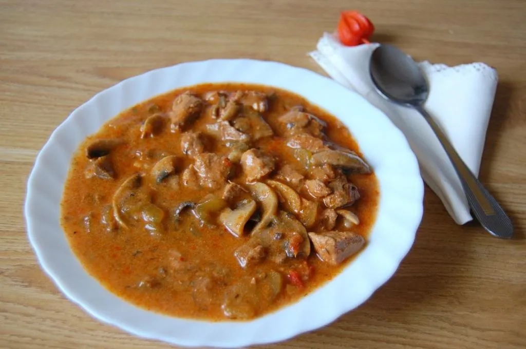 Jak zrobić strogonowa z szynki wieprzowej - prosty przepis na obiad