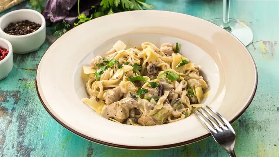 Penne z kurczakiem i pieczarkami - łatwy przepis na pyszne danie