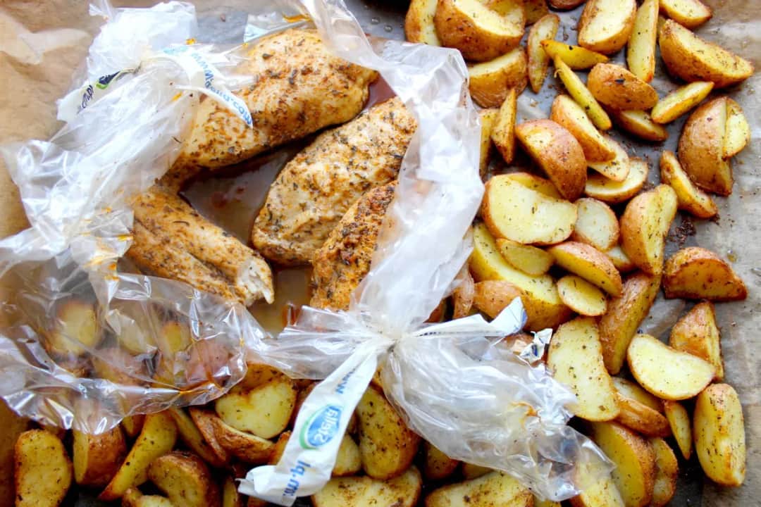 Jak długo piec pierś z kurczaka w rękawie, aby była soczysta?