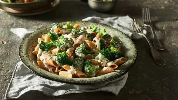 Pyszny makaron penne z sosem serowym - łatwy przepis na obiad