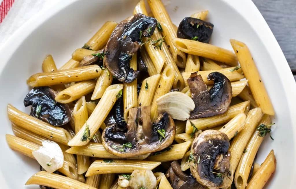 Prosty przepis na makaron penne z pieczarkami, który zachwyci smakami
