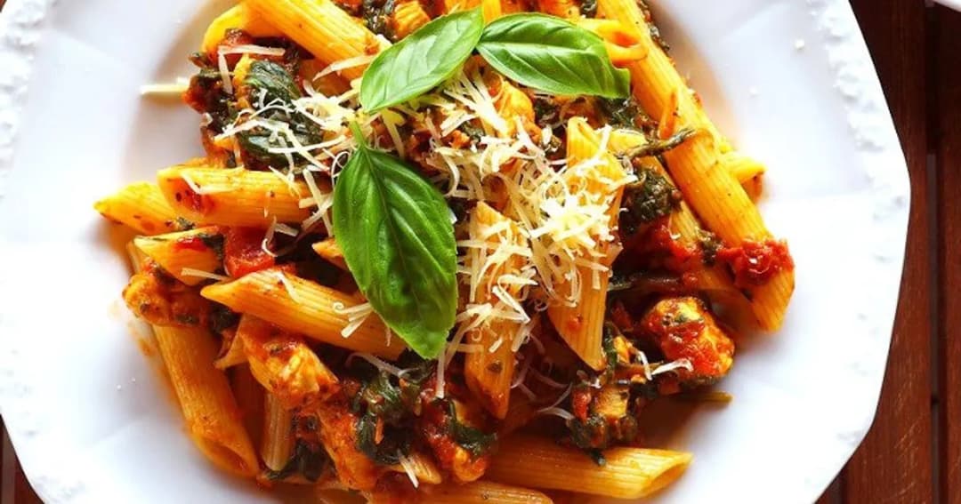 Pyszny makaron penne z suszonymi pomidorami – proste przepisy na każdą okazję