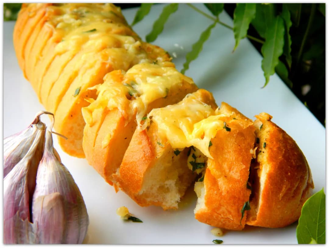 Bagietka czosnkowa na grilla – prosty przepis na idealne pieczywo bez przypalenia