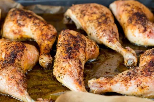 Ile piec udko z kurczaka w piekarniku, by było soczyste i chrupiące?