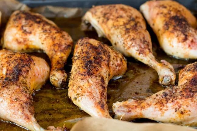 Ile piec udko z kurczaka w piekarniku, by było soczyste i chrupiące?