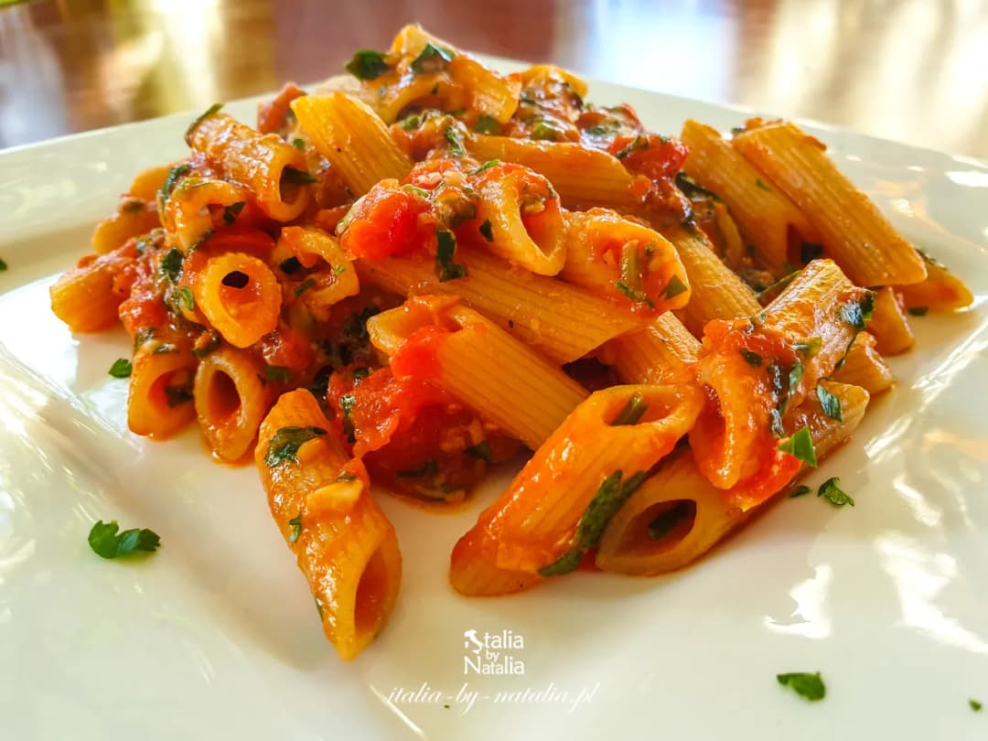 Penne all'arrabbiata - prosty przepis na pikantny włoski makaron