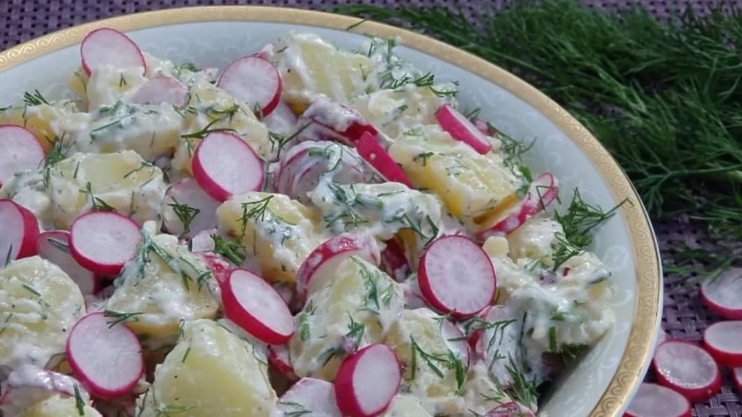 Prosta sałatka ziemniaczana do grilla, która zachwyci każdego gościa
