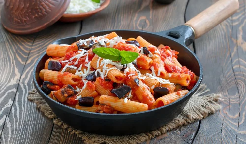 Penne alla Norma – przepis na sycylijskie danie, które zachwyca smakiem