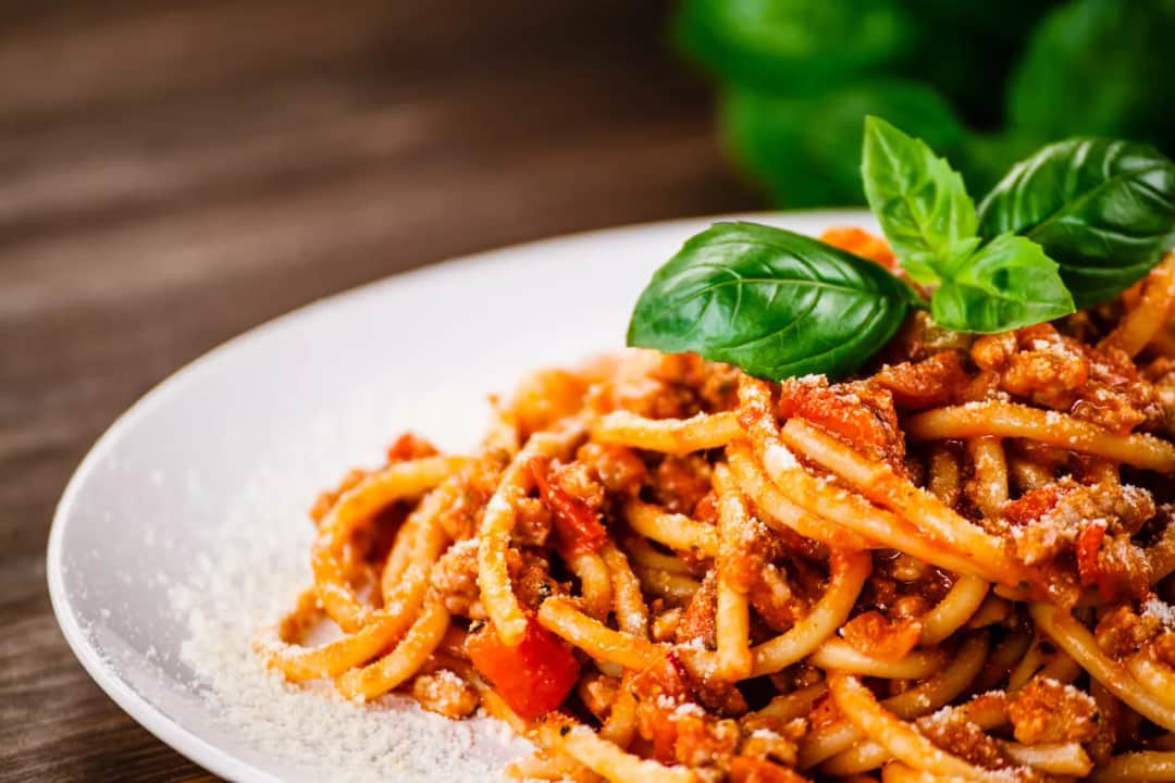 Prosty przepis na spaghetti bolognese, który zaskoczy Twoich gości