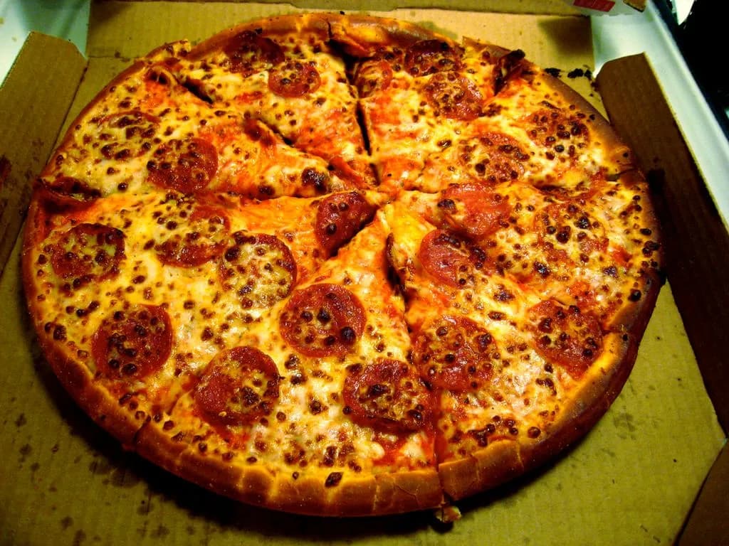 Jakie ma wymiary średnia pizza w Domino's? Ile cm ma średnia pizza?