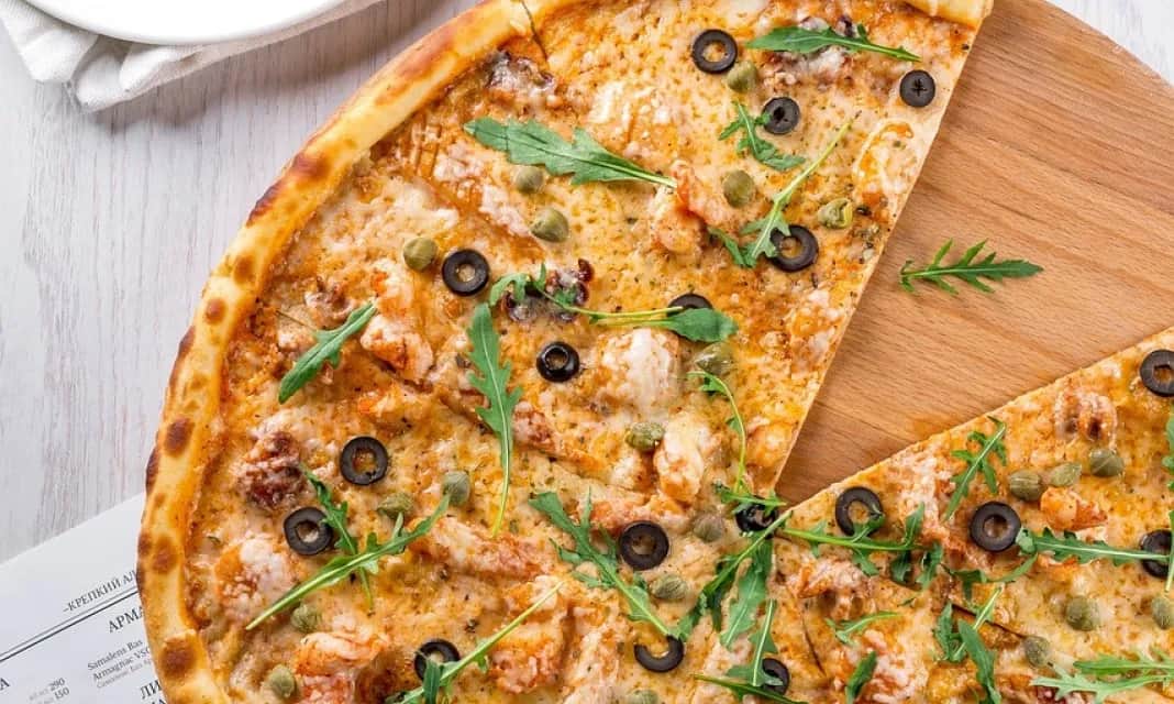 Na jakim trybie piec pizzę, aby uniknąć zakalca i uzyskać chrupkość?