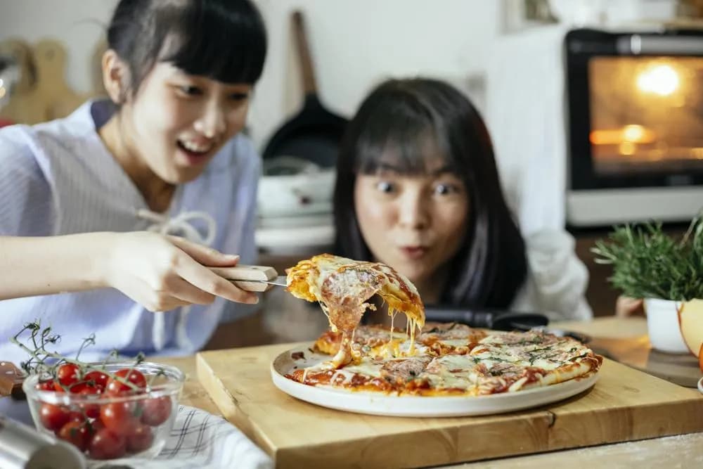 Ile gram ma pizza? Waga typowej pizzy i kawałka, które musisz znać